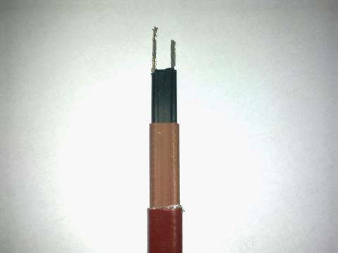 將伴熱帶的外護套及屏蔽層剝離，剝出母線