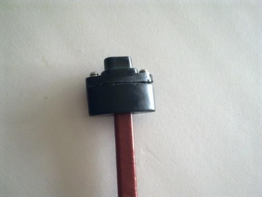 將處理好的尾部插入尾端內(nèi)（尾端處的兩根線芯切勿對接）